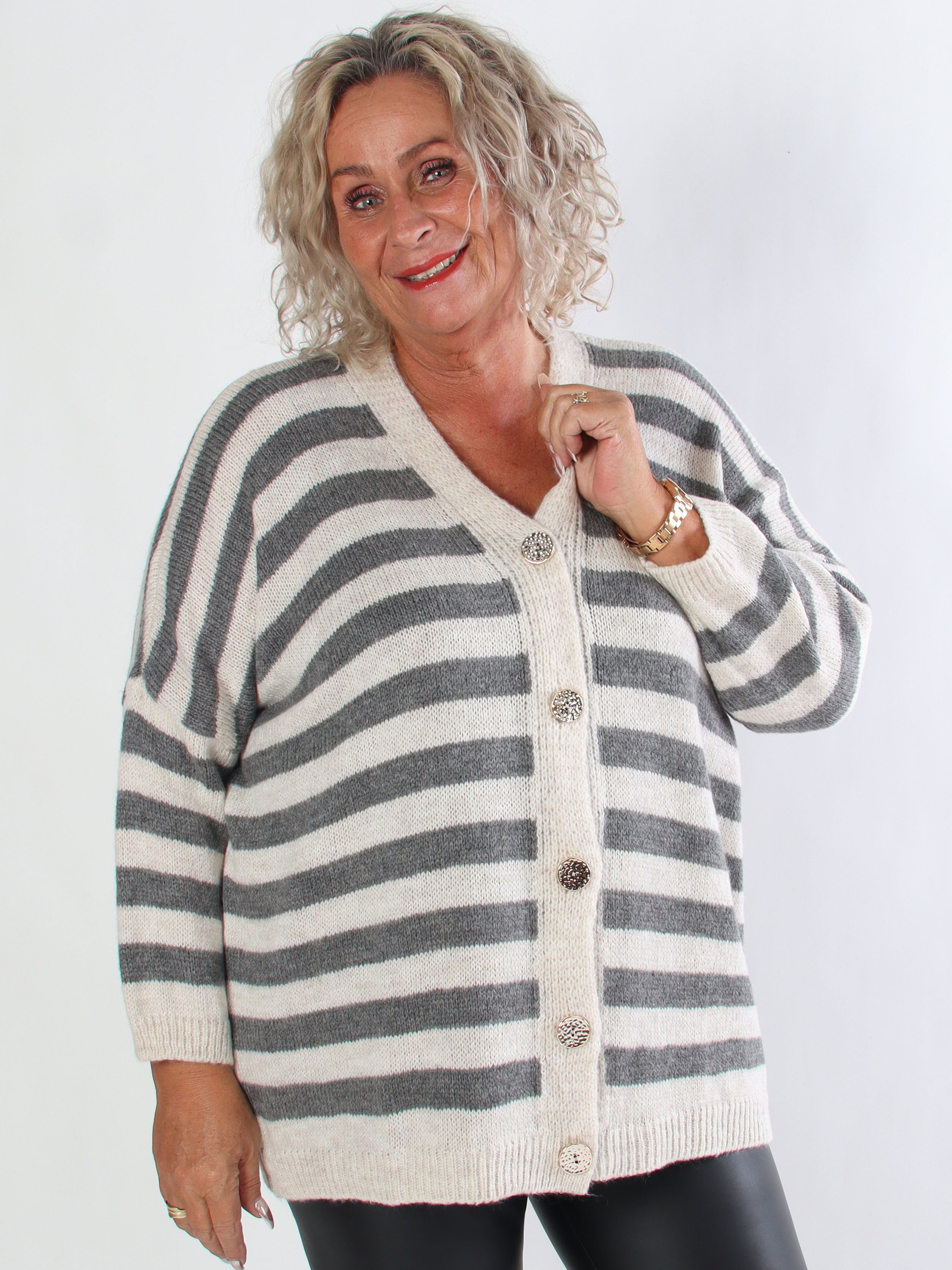 Parker - Randig stickad plus size kofta med stora guldknappar